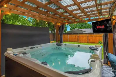 Image de 3-Bed Haven - 6 pple Hot tub, King bed, Pool & ping pong table, Grill, Fire pit