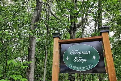 Image de Discover Your Perfect Retreat at Evergreen Escape Cabin Rental! \n\n
