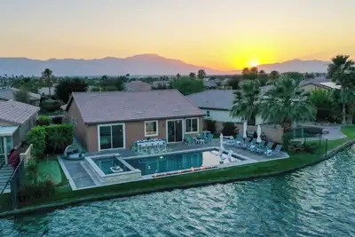 Image de Lakefront Large Saltwater Pool & Spa, 2 King beds, brand new fire features!