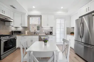 Gracious Modern 3b3b Townhome - 7 mins walk to Pcc