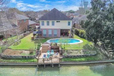 Image de Lakeside Pool & Garden, Eat, Play, Relax & Repeat.