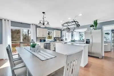 Image de Modern Home Near Biltmore with Game Room, Hot Tub