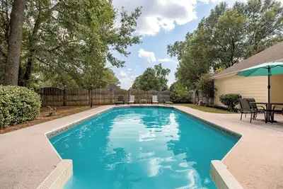 Image de AtHome+1 Stay | 3br w/Inground Pool | Fenced Yard