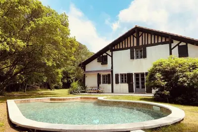Image de Magnifique maison de vacances dans la forêt - Piscine - 10 min plage