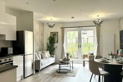 Image de Chic Urban Retreat: Apricot House Just Steps from City Center