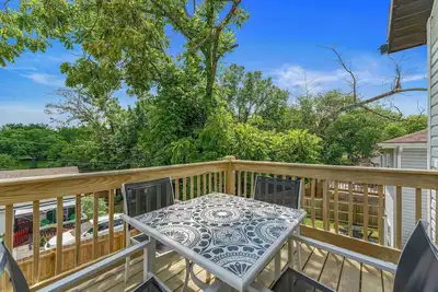 Image de Downtown Home! Walk to Landing! Hot Tub!