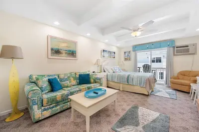 Image de Oceanside Condo Just Steps From the Beach in Oc