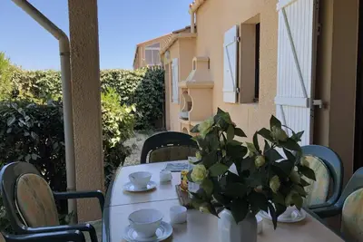 Image de **Gruissan : Villa Climatisée, 6 Pers, Piscine, Accès Direct Plage, Parking, Commerces Proches**