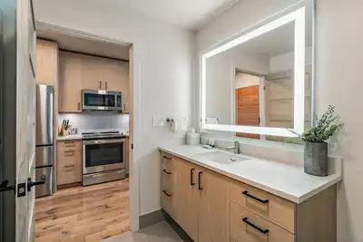 Image de Scenic Condo with views|Fireplace & Balcony