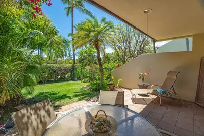 Image de Poolside Tropical Paradise Oasis