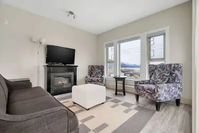 Image de Upscale 2br Overlooking Lake View Escape