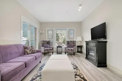 Image de Upscale 2br Overlooking View Escape