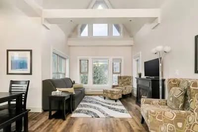 Image de 3br Lakeside Penthouse Retreat With Rooftop Bbq