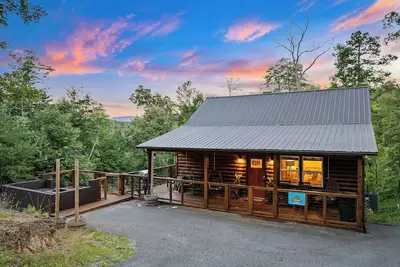 Image de Newly renovated 3 bedroom cabin with Expansive deck, Firepit, gameroom