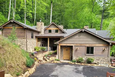 Image de Birch Bay Retreat, a secluded, lake front residence at Bear Lake Reserve. \n