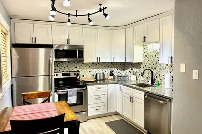 Image de 1 bedroom furnished apartment, great location, 10 minutes from Frontier Park.