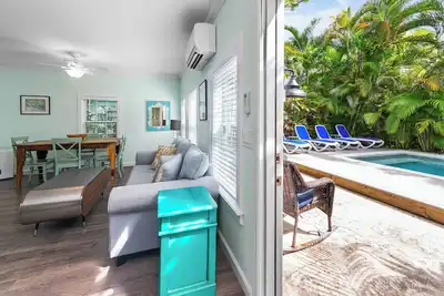 Image de Robinson Crusoe Cottage - Quaint poolside cottage on Margaret St