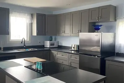 Image de Cozy home with lots of nature trails with ocean views close to all amenities.