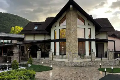 Image de Luxurious Villa Near Dracula's Castle with Indoor Pool, Theater, and More