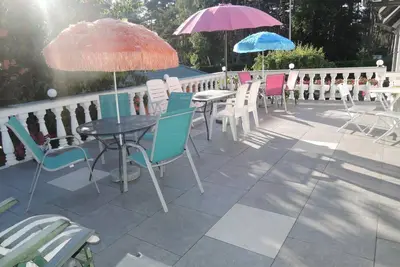 Image de Studio avec balcon proche de la mer.