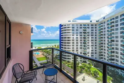 Image de 2 Bedrooms Unit OceanFront Resort The Alexander