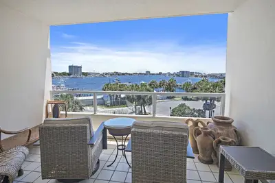 Image de 3br Harbor front + Panoramic Views + Pool & Beach Access | East Pass Towers