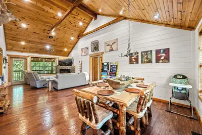 Image de *Cozy 3bd Cottage w/ Hot Tub! Arcades + Near Town*