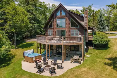 Image de Scenic Retreat w/ Pool Table & Lake Views