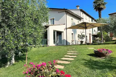 Image de Maison de vacances avec piscine, bain à remous et solarium