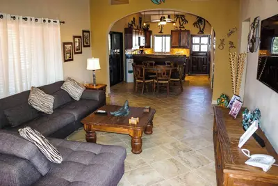 Image de Enjoy Your Vacation In This Pristine Remodeled Condominium!