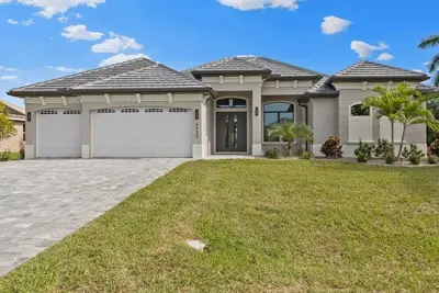 Image de A spacious 4-bedroom retreat in sunny Cape Coral.