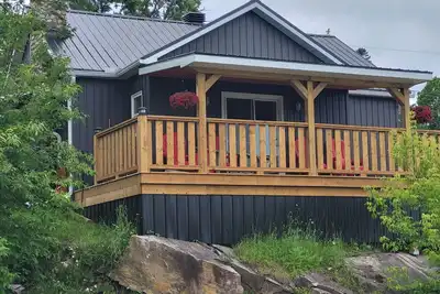 Image de Beautiful, new cottage with stunning views. Prime location in Port Loring