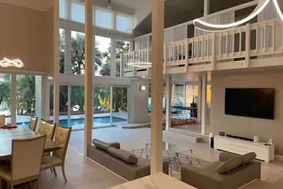 Image de Paradise On The Lake\n15-20mins from the beaches & Fll airport