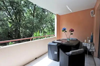 Image de Nid lumineux avec une belle terrasse