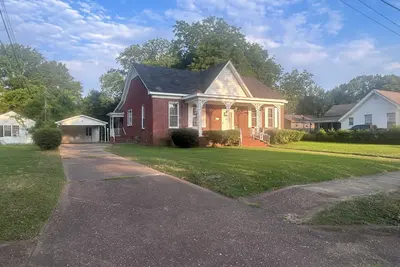 Image de Massive Grenada Brick Home: Perfect for Summer Getaway Close to Downtown