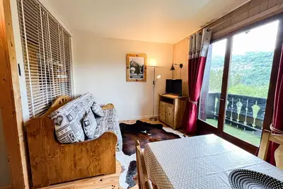 Image de Studio tout confort avec piscine et vue