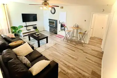 Image de Beautiful house//self check in//7 mins to Yeg Airport//Nature walk🌴