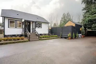 Image de Camas Lakehouse with Tiny Home