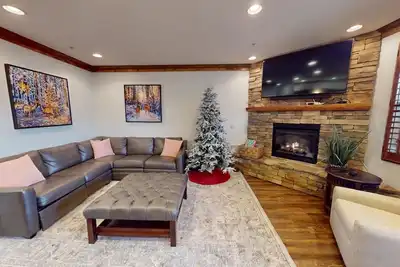 Image de Dreamy 7br Home with Hot Tub & Game Room by RedAwning