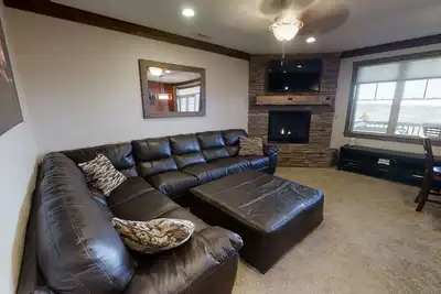 Image de Inviting 8br Alpine Getaway with Private Hot Tub by RedAwning