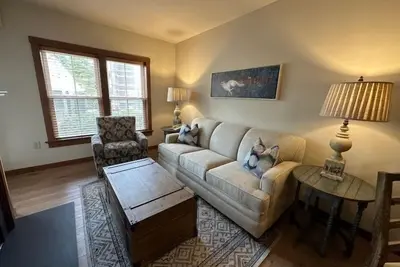 Image de Gorgeous Allegheny 1br just steps to the pool! by RedAwning