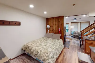 Image de Charming Mountain Crest Loft by RedAwning