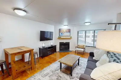 Image de Vibrant Single Bedroom Flat in Silvercreek by RedAwning