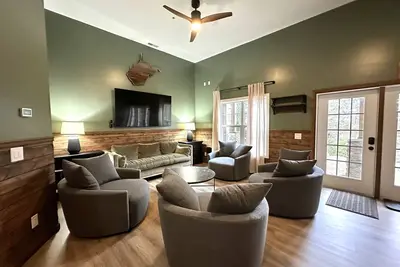 Image de Cozy and Elegant 7br Retreat with Hot Tub by RedAwning