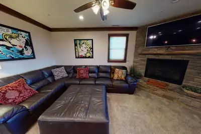 Image de Vibrant 8br Retro Rendezvous with Game Room by RedAwning