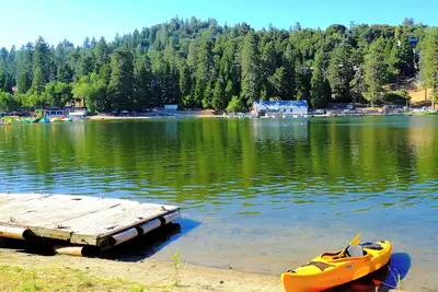 Image de Lake House Getaway - 2 bedroom home in peaceful Crestline with WiFi Ac and more!