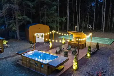 Image de Luxury Retreat w/Golf Sim, Pickleball, Basketball, Swim Spa, Sauna & Movie Room