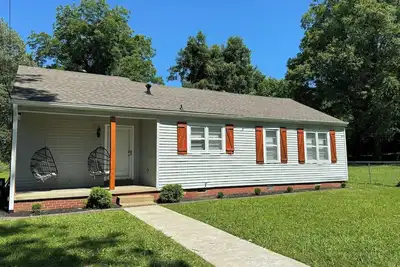 Image de Charming 3-bedroom house in Jackson's Lana district.