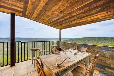 Image de Scenic Leakey Vacation Rental w/ Private Patio!