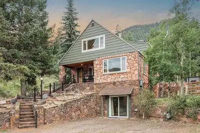 Image de Mountain Bliss Retreat: Hot Tub and Luxe Comfort